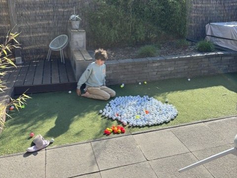 Nathan sorteert 706 in Zweden gevonden golfballen in de tuin