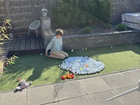 Nathan sorteert 706 in Zweden gevonden golfballen in de tuin