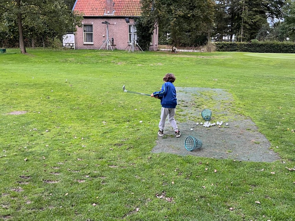 Nathan maakt op vijfjarige leeftijd zijn eerste golfswings op de baan in Glimmen