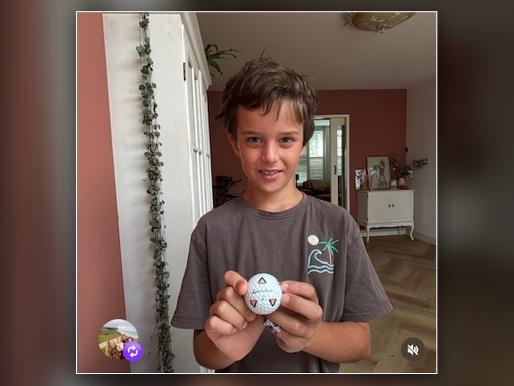 Nathan houdt een TaylorMade TP5 pix golfbal vast voor de Instagram-prijsvraag