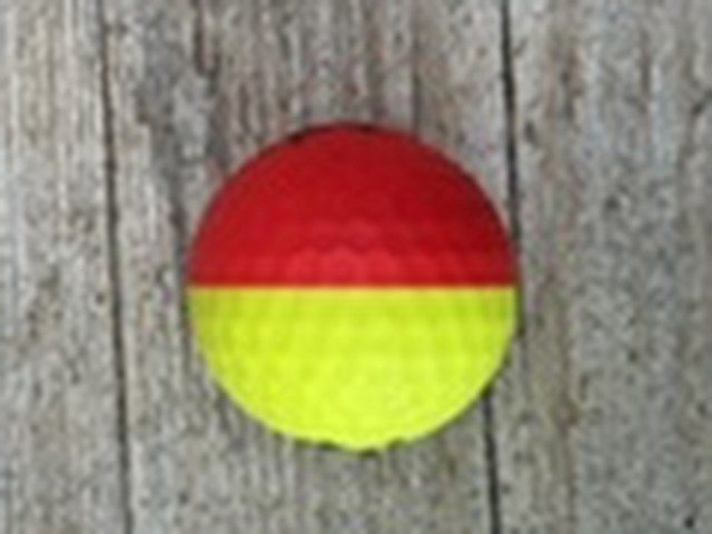 Srixon golfbal die half rood en half geel is