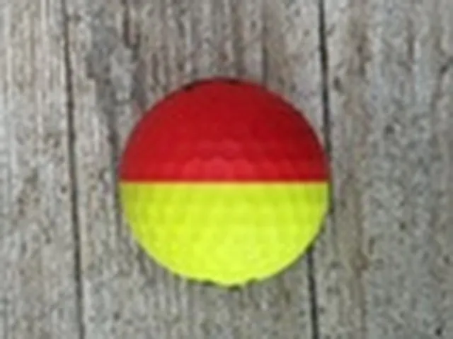 Srixon golfbal die half rood en half geel is