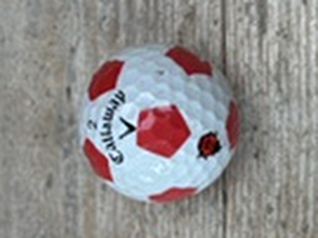 Rood-witte Callaway Truvis golfbal met een lieveheersbeestje erop