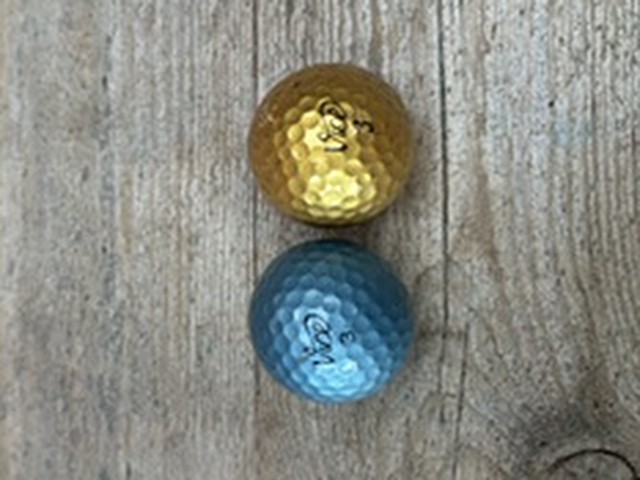 Twee Vice Pro Plus golfballen in metallic goud en zilverblauw