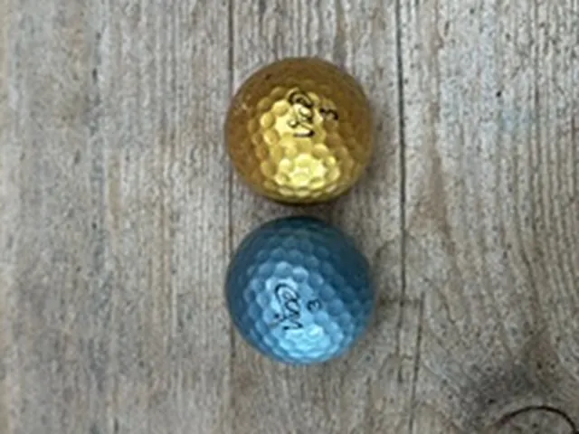 Twee Vice Pro Plus golfballen in metallic goud en zilverblauw