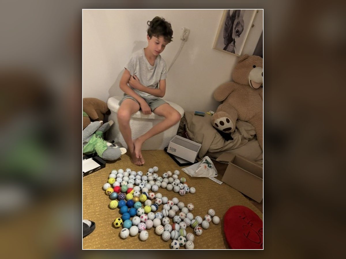 Nathan met zijn privécollectie bijzondere golfballen