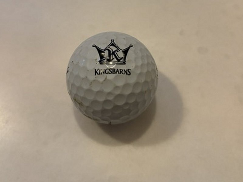 Gevonden golfbal met het kroon-logo van Kingsbarns Links