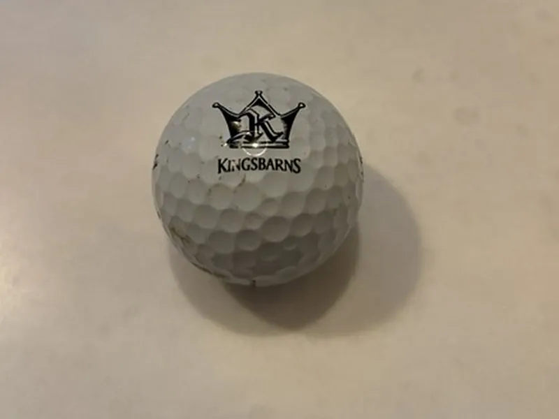 Gevonden golfbal met het kroon-logo van Kingsbarns Links