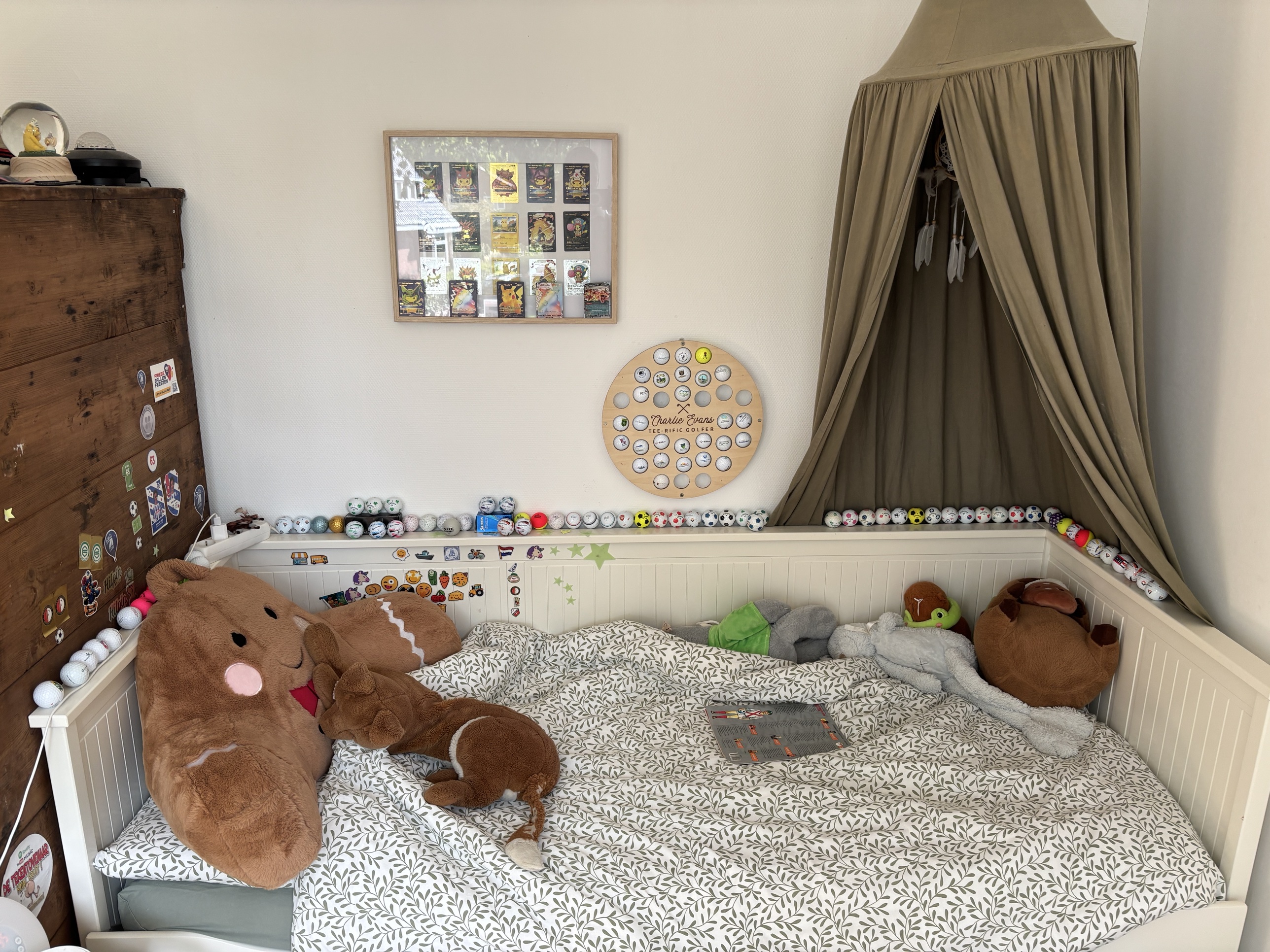 Nathan's slaapkamer vol met gevonden golfballen, op de vensterbank, een verzamelbord en langs het bed
